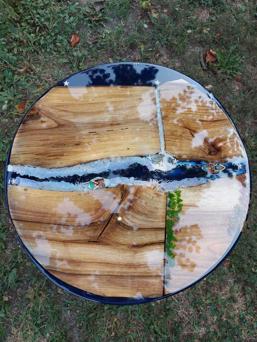 Masă handmade realizată din rășină epoxidică și lemn