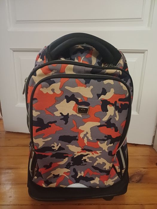 Ученическа раница с колела и презрамки