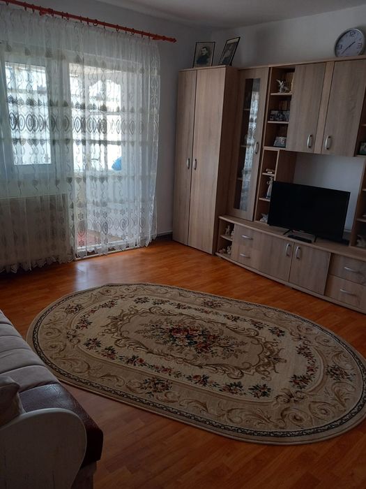 Vând apartament Rm Sarat