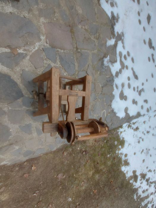 Obiecte vechi:mașina de tors,sucală,obiecte de prelucrat lâna