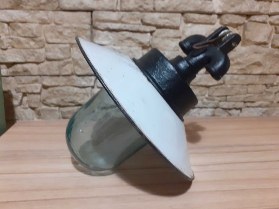 Lampă industrială veche, în stare bună, cu baza și abajurul din sticlă