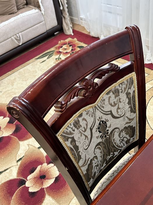 Стол и  шесть стулья