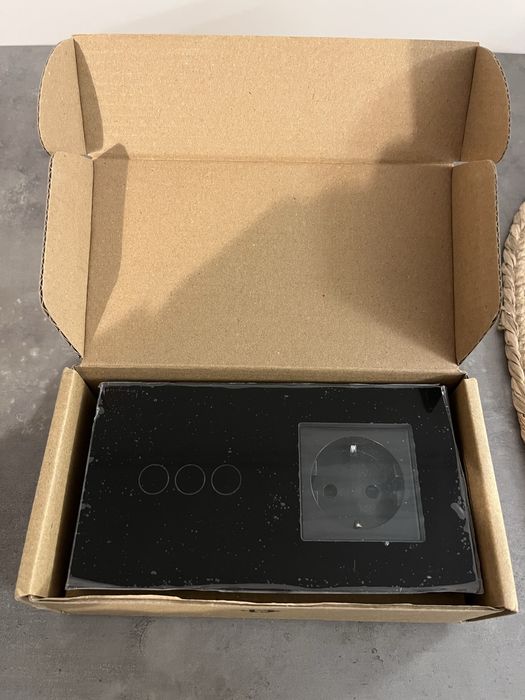 Întrerupător de lumină din sticlă negru cu 3 canale si priza