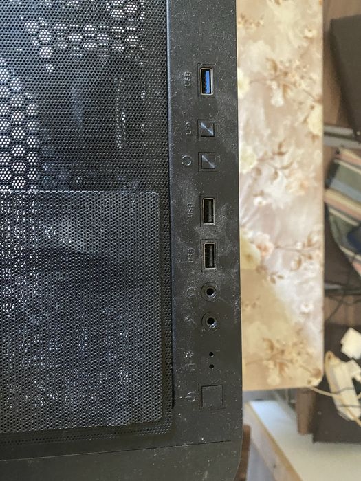 Vand carcasa Mid Tower pro gaming , ventilatoarele sunt rgb + sursa 700w 80+ gold ( nu este modulara ) + display de aratat temperaturi, are 20 de teme