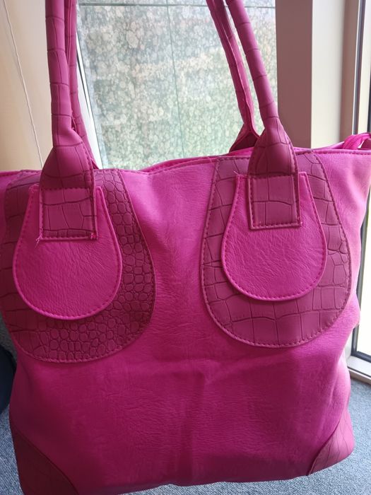 Много удобна дамска чанта, в която лесно ще съберете и ще откривате вс