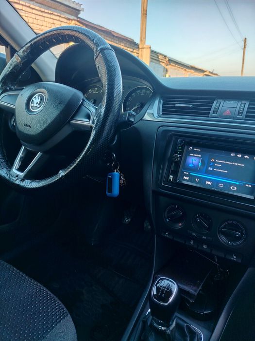 Автомобиль Шкода Рапид