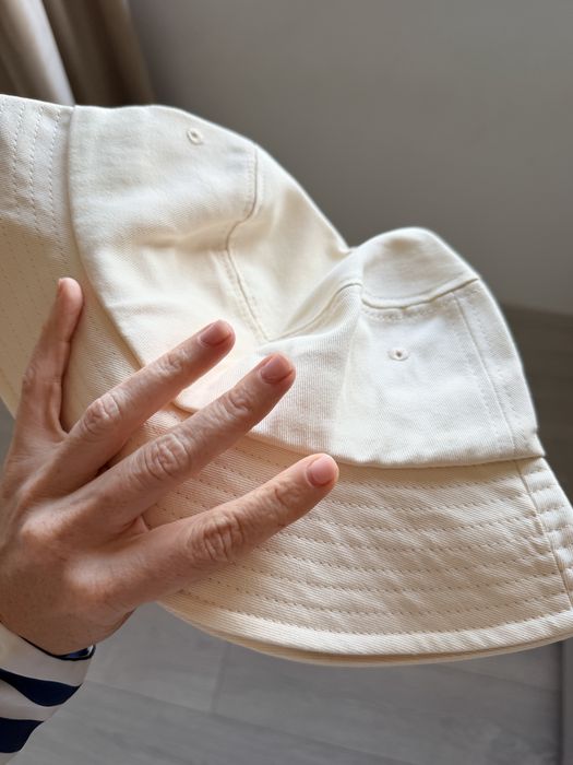 Alo yoga palarie bej noua cu eticheta