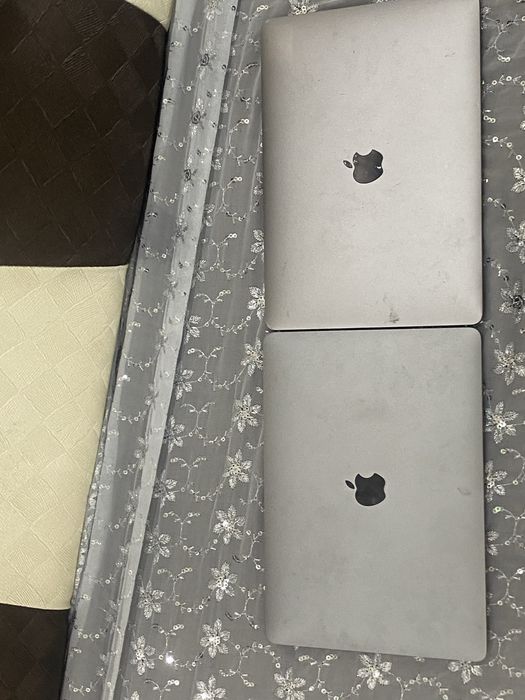 Vand doua macbook pro m14 2023 pentru piese