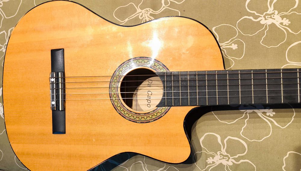 Продавам акустична китара