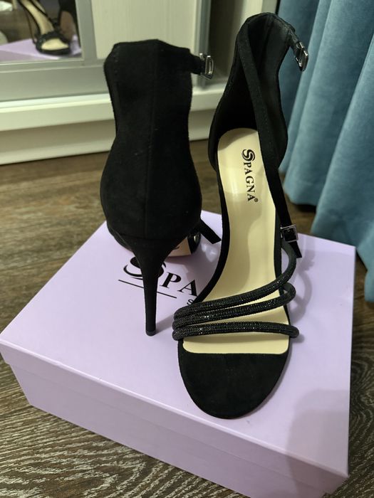 Босоножки на шпильке