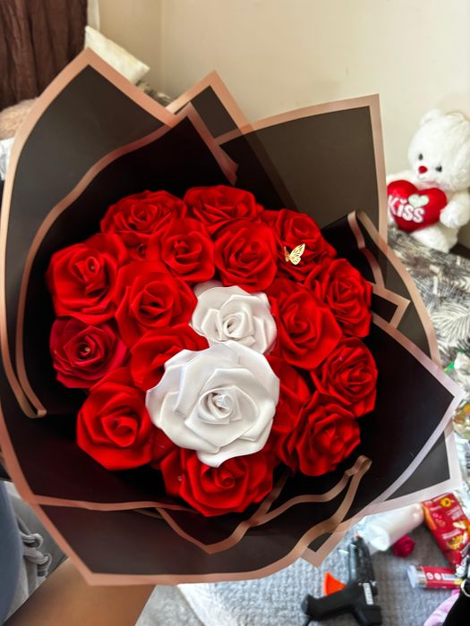 Realizez buchete de trandafiri din satin!