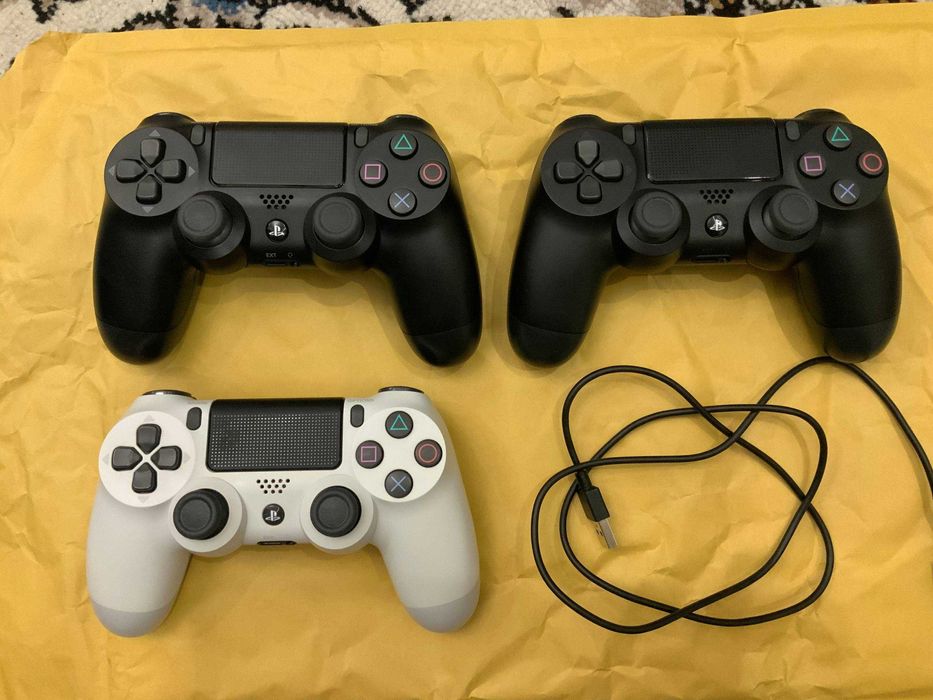 Playstation PS4 Pro В отличном состоянии + 3 контроллер + 4 игр