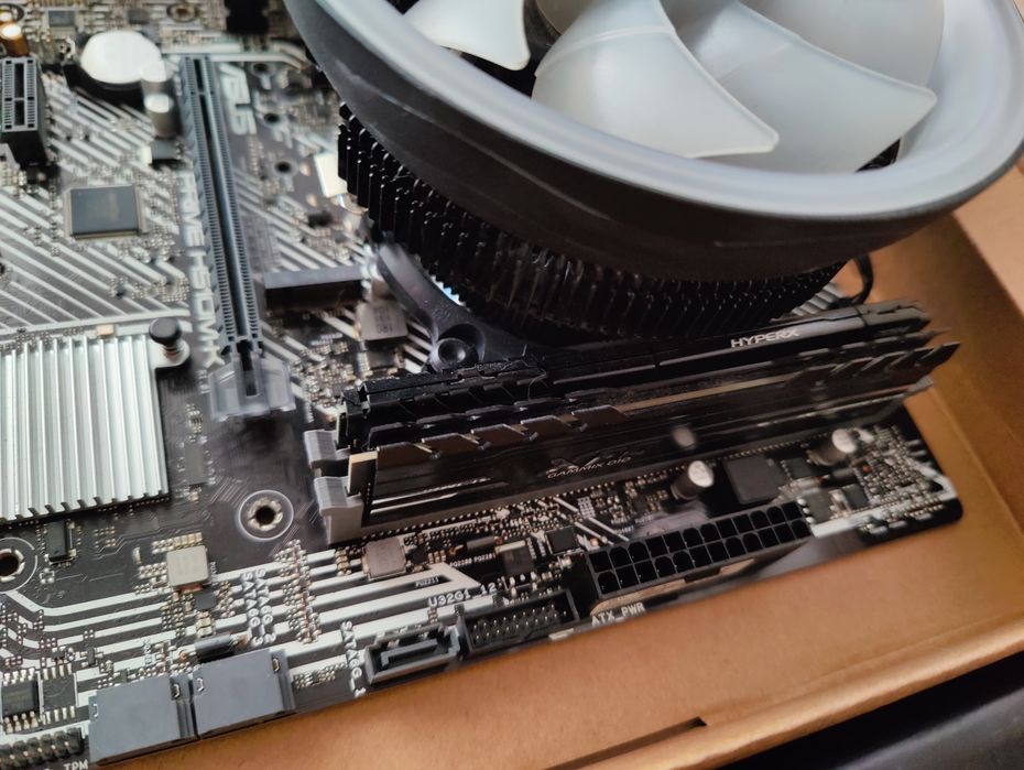 I5 10400f cu 24 gb ram si cooler aero cool si placa de baza asus