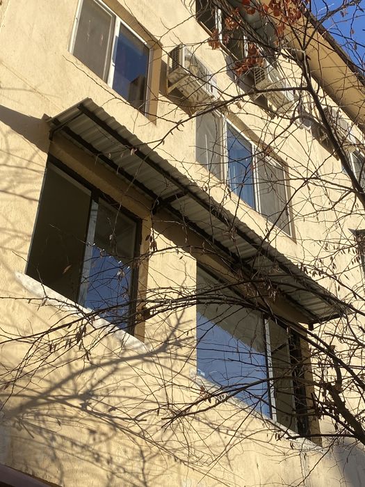 Установка козырьков и роликов на балкон качественно в короткие сроки