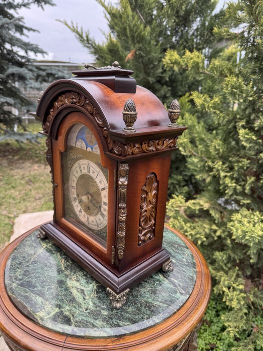 Ceas din lemn cu ornamente bronz, mecanism cu melodii