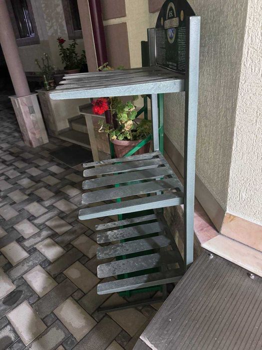 Стеллажи для воды для торговым точкам, металлические, состояние отличн