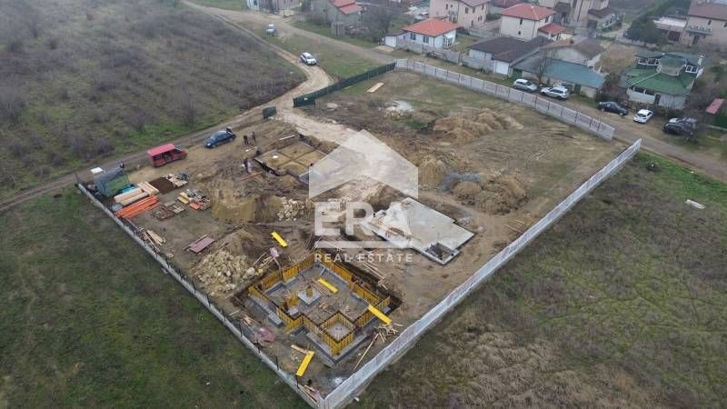 Двуетажна новострояща се къща за продажба, с двор и две паркоместа, в