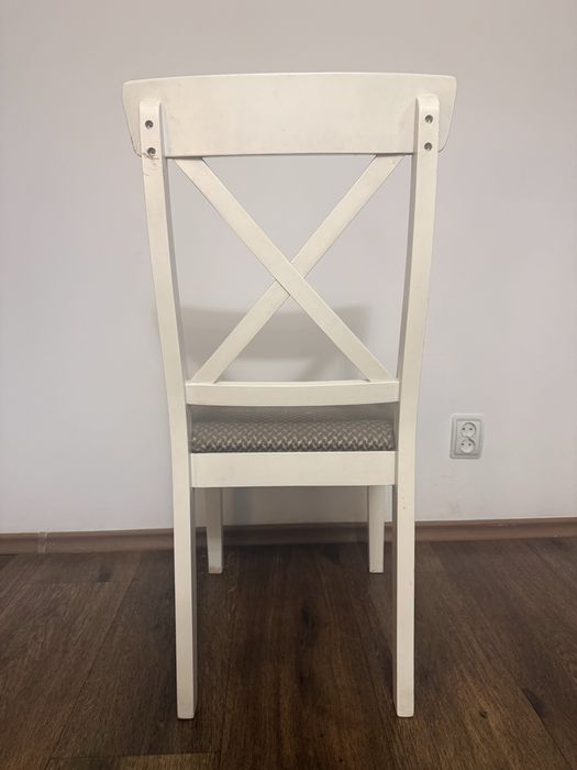 Продам белые стулья б/у