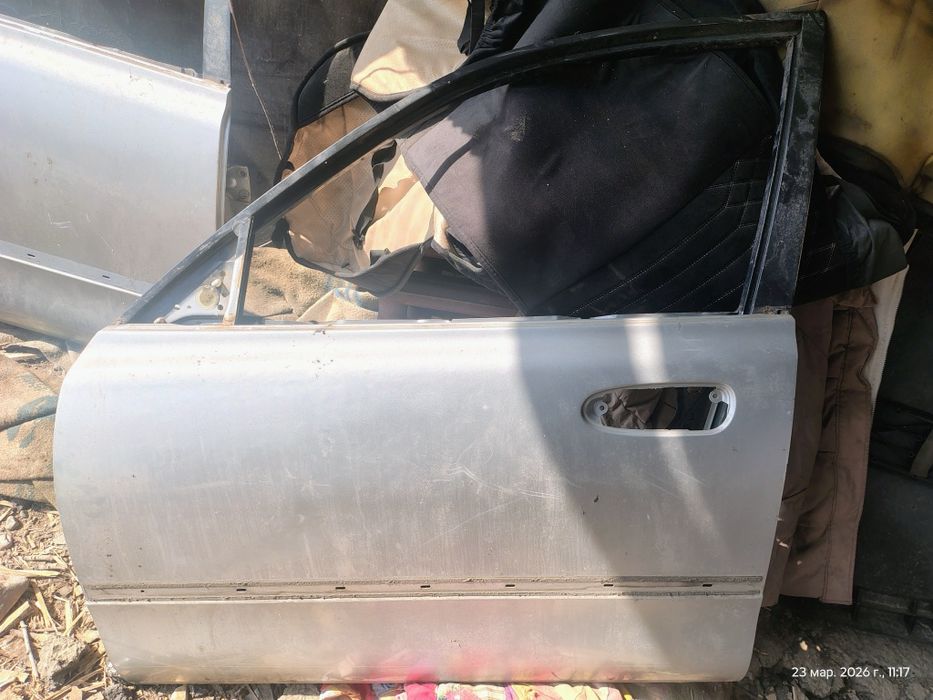 Продам две двери на мазду крону хэчбек