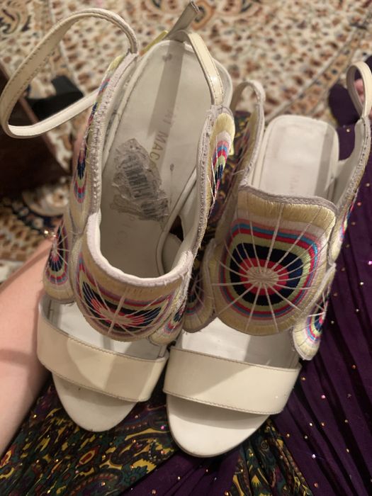 Vand  sau schimb sandale  500 de lai