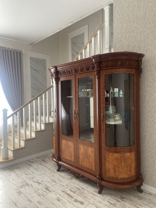 Гостинный сервант