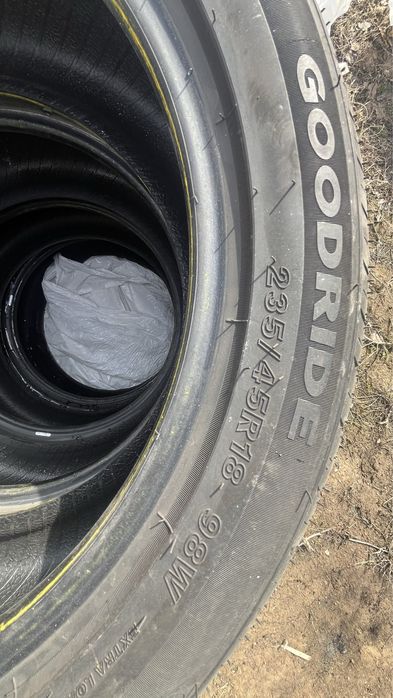 Шины 235/45/18 продается срочно