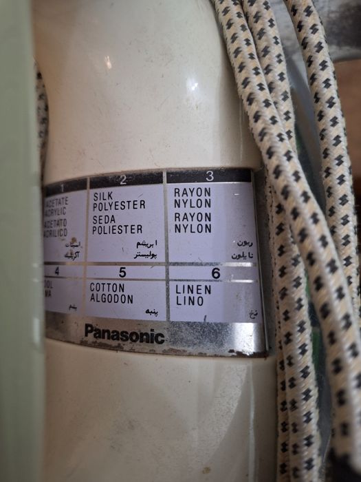 Утюг и гладильная доска.