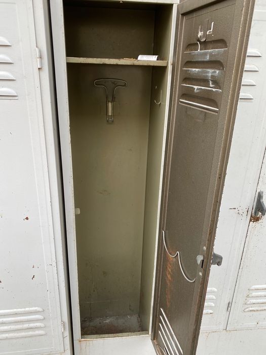 Метални шкафове - гардероби за съблекалня или каса за оръжие