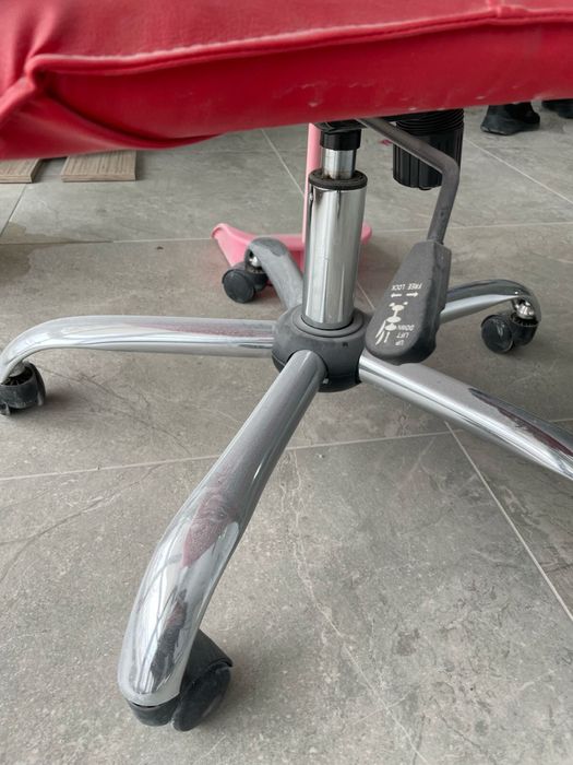 Стул красный в отличном состоянии