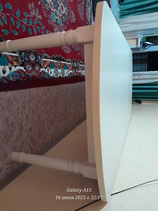 Гостинный стол вместительный