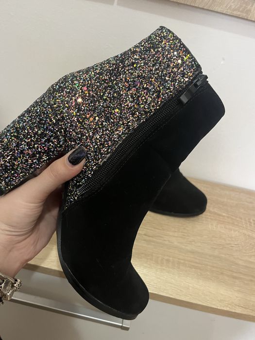 Vand botine marimea 40 purtate o simgura data