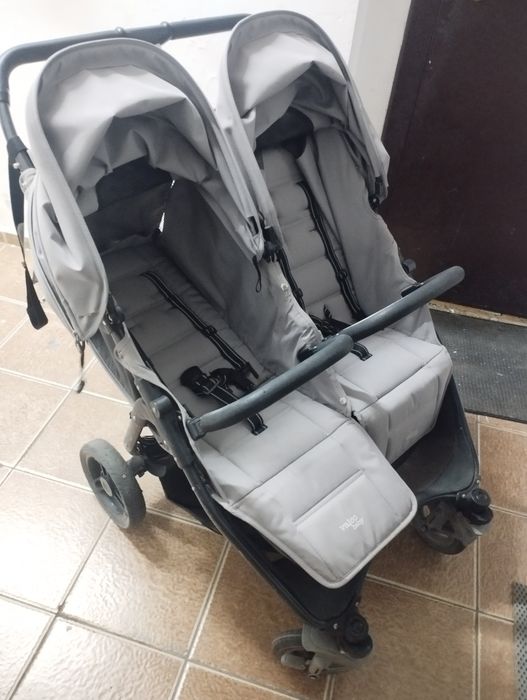 Каляска для двойни.