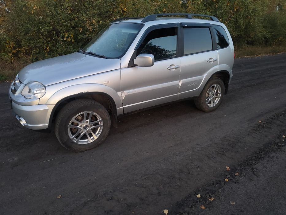 Продам автомобиль нива шевроле .