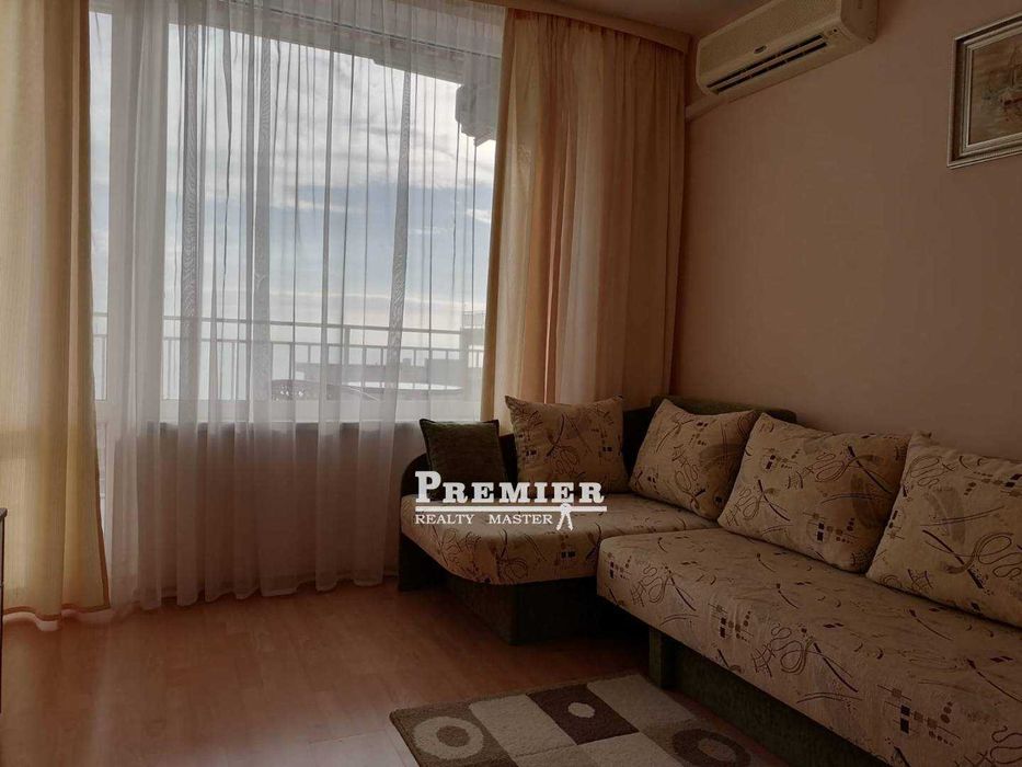 Предлагаме за продажба много просторен тристаен апартамент