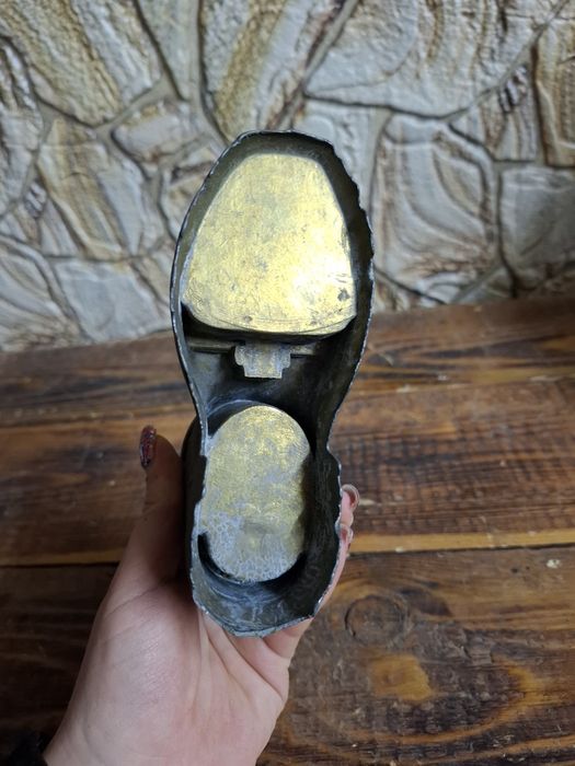 Метална обувка пепелник