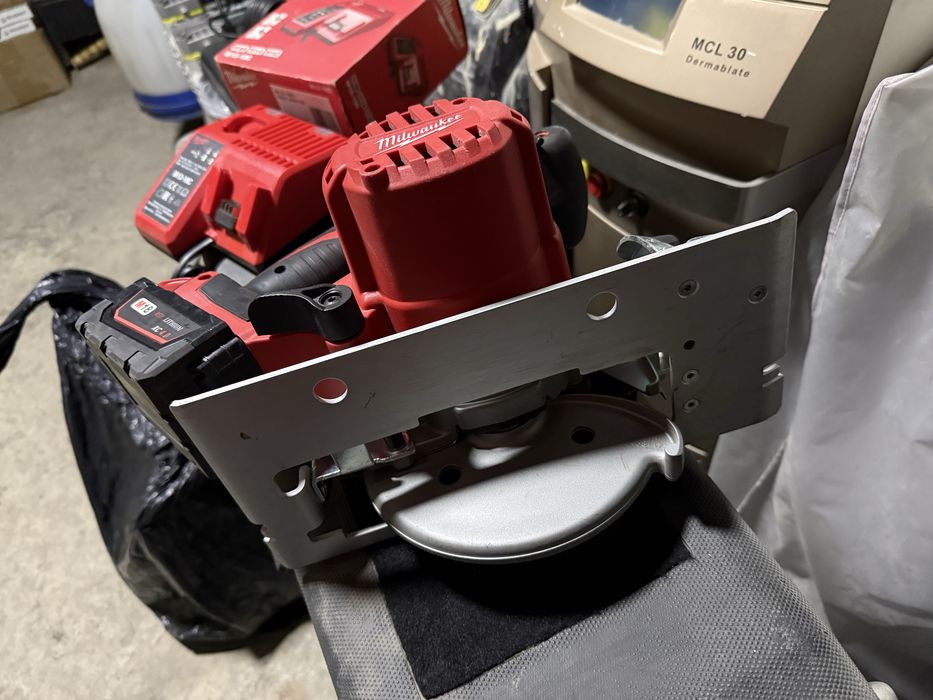 * Milwaukee аккумуляторная циркулярная пила оригинал США почти новая!