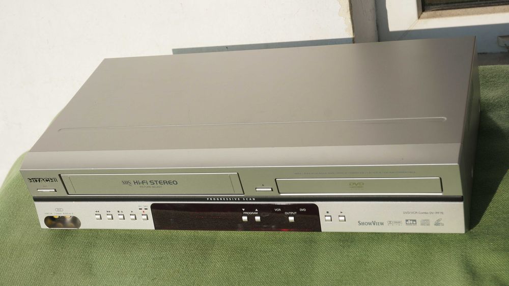 Video recorder VHS combo cu DVD player Hitachi  DV-PF7E stereo Hi-Fi