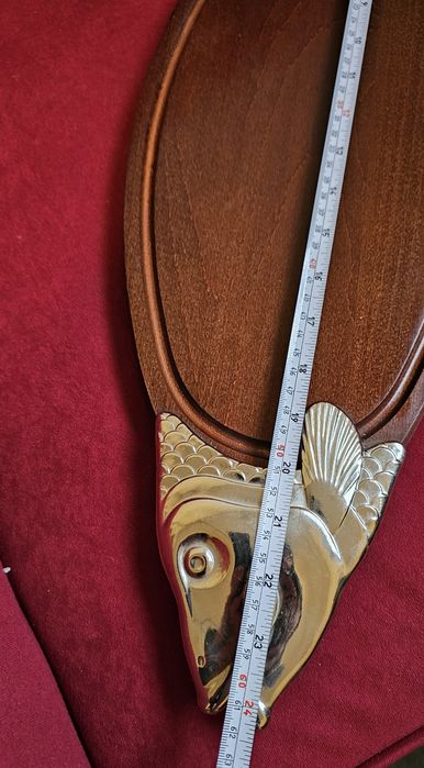 Platou pentru servit pește din lemn si metal argintat.