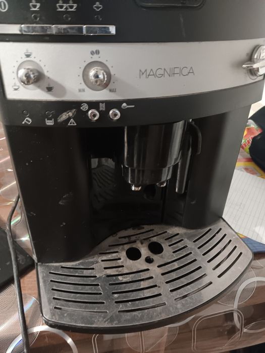 Vând mașină de cafea delonghi magnifica