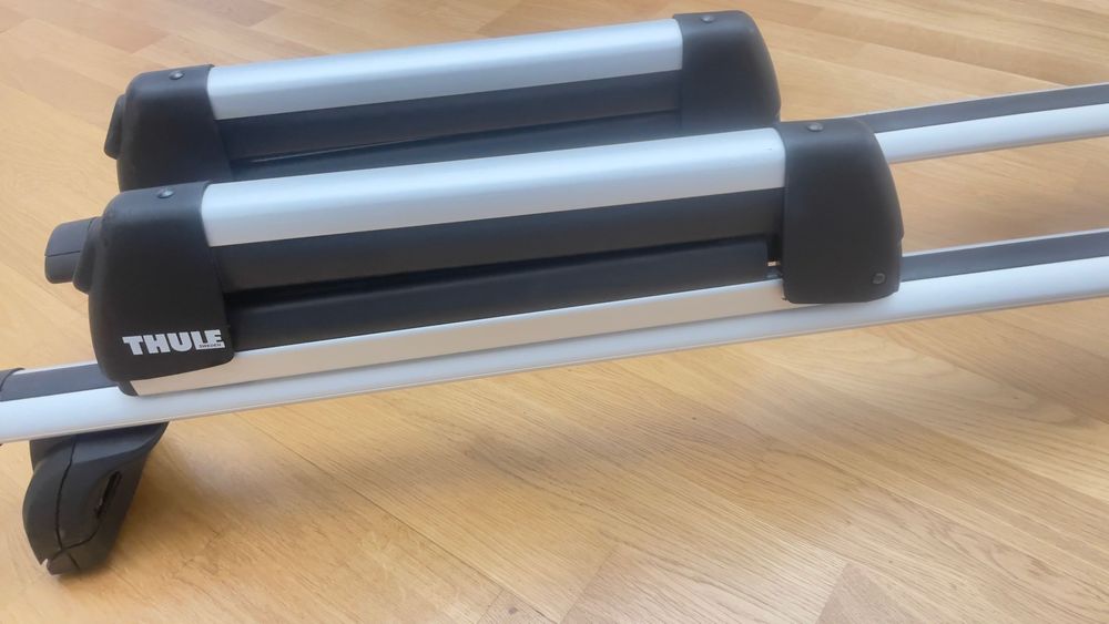 Комплект лыжных креплении THULE, вместе с рейлингами.