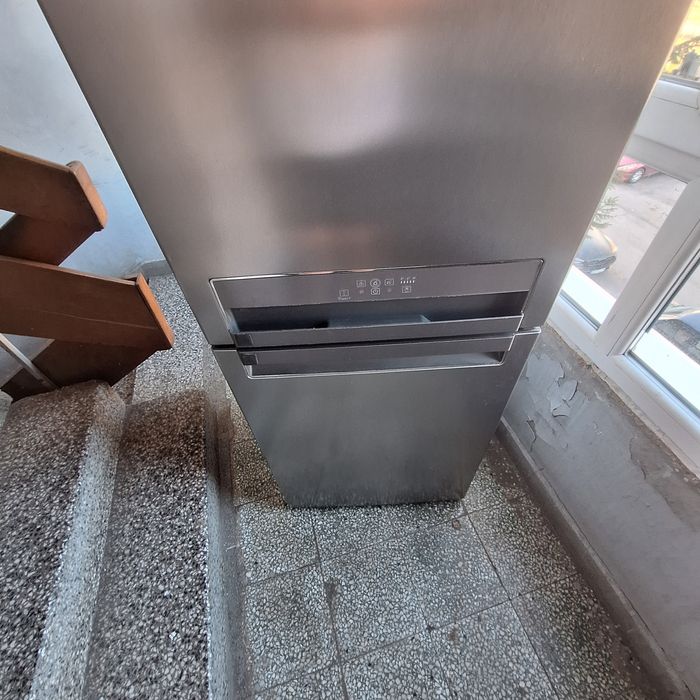 Продавам хладилник от марката Whiripool BSNF 9452 OX за части