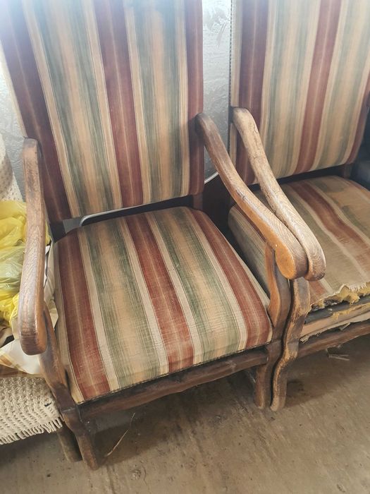 Vand 2 scaune vintage cu brate