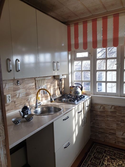 V Registane sdayotsya 2 komnatnaya kvartira v 3 etaje.