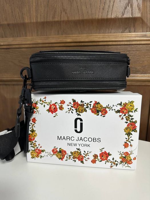 Черная сумочка с ремешком