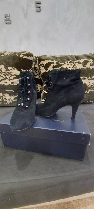 Продам замшевые ботинки