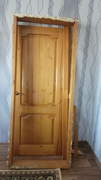 Продам деревянную дверь