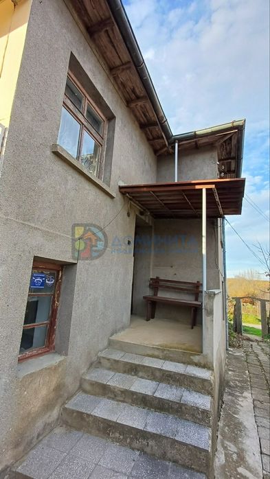 Здрава къща, с голям двор в с. Велика!