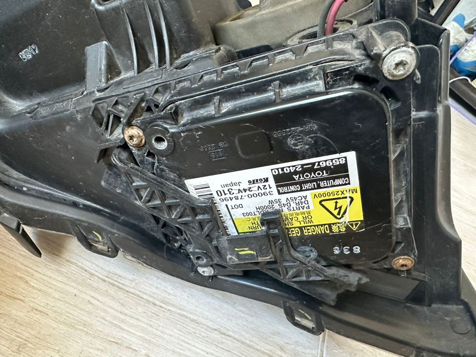 Фара на тойота авенсис