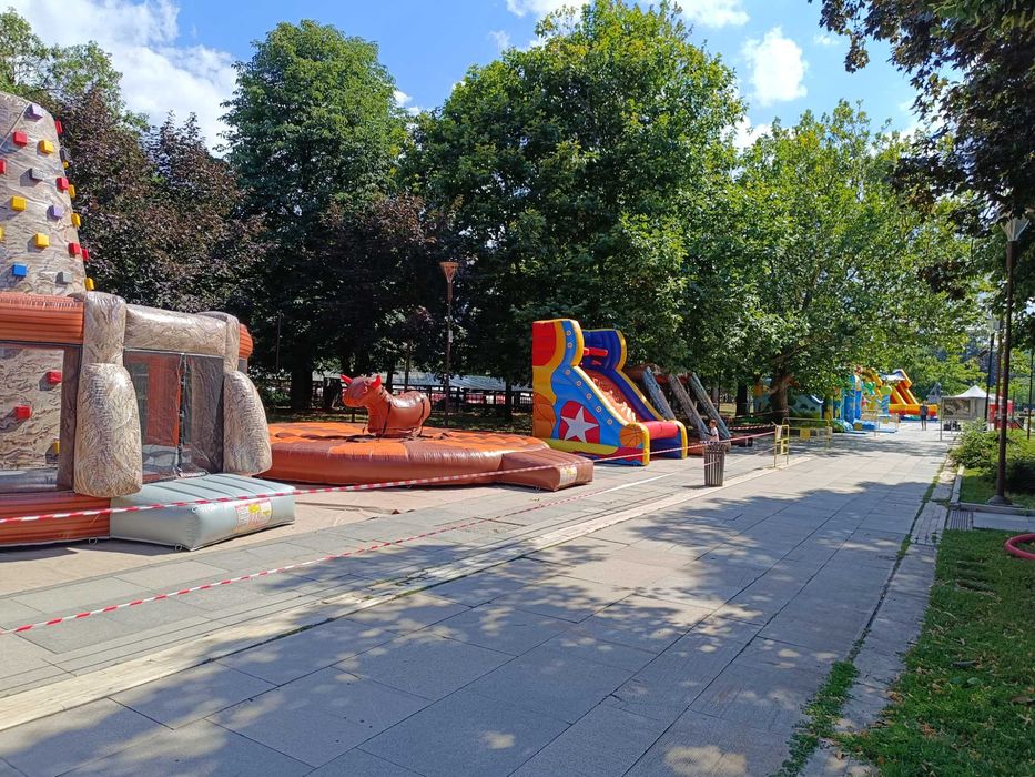 Надуваем замък,батут, човешка джага, зорб топки или пързалка под наем.