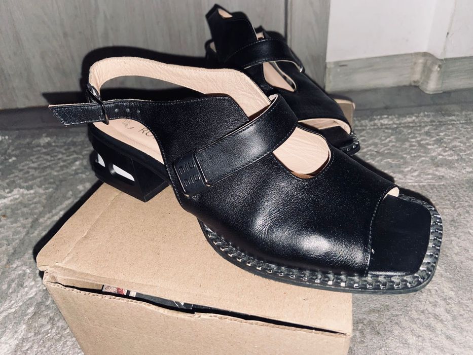 Босоножки чёрные небольшой каблук.